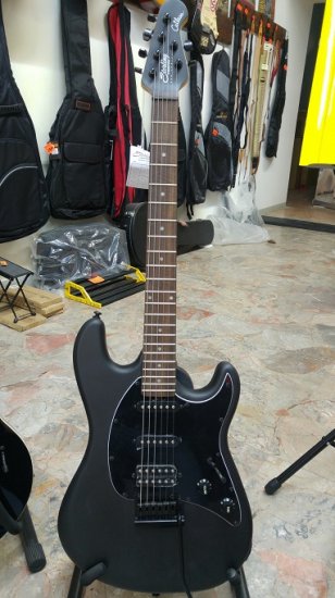 Sterling by Music Man Cutless HSS Stealth black - Clicca l'immagine per chiudere